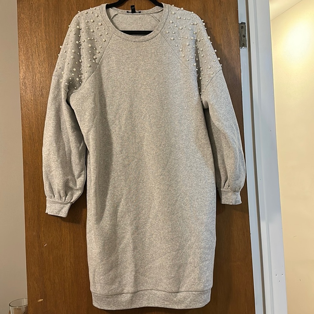 Gray sweatshirt dress with pearl detail